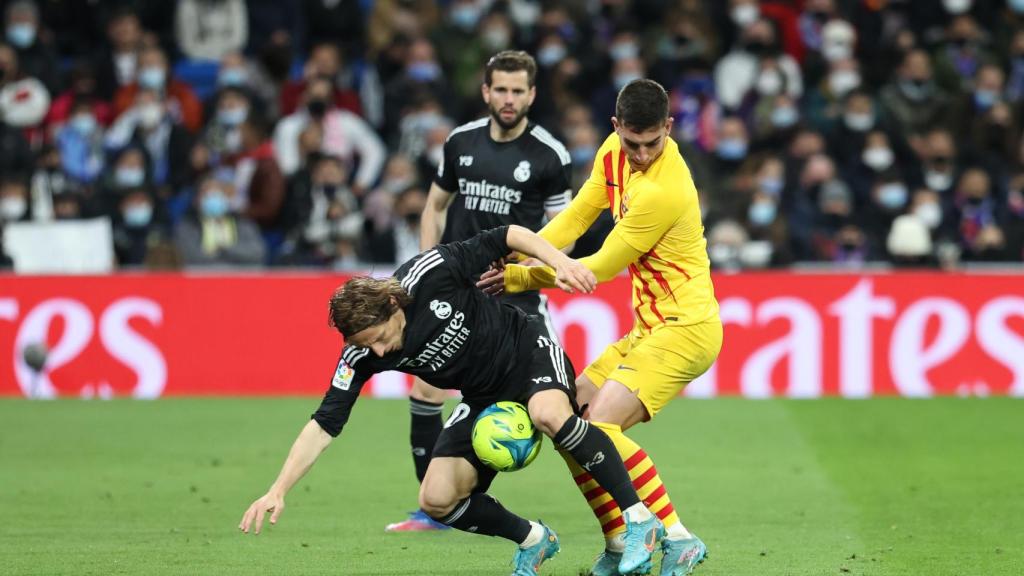 Luka Modric pugna por un balón con Ferran Torres.