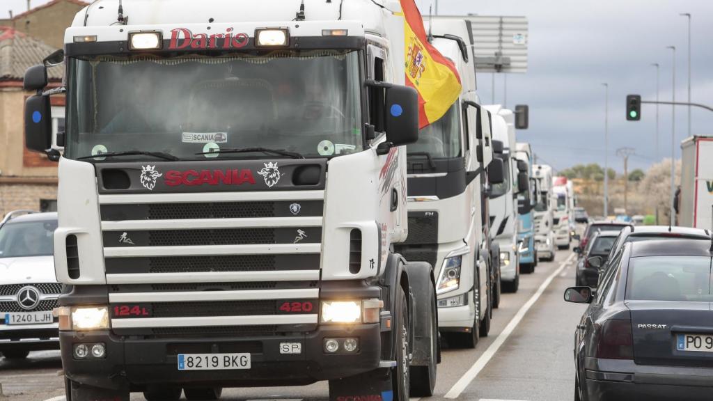 Fila de camiones durante una de las caravanas de protesta de hoy en León