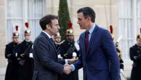 El presidente de Francia, Emmanuel Macron, recibe al presidente del Gobierno, Pedro Sánchez, en el Elíseo.
