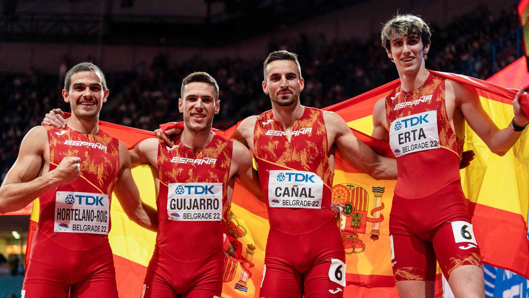 Bruno Hortelano, Manuel Guijarro, Iñaki Canal y Bernat Erta tras conseguir la plata en el Mundial de Atletismo de pista cubierta de Belgrado 2022.