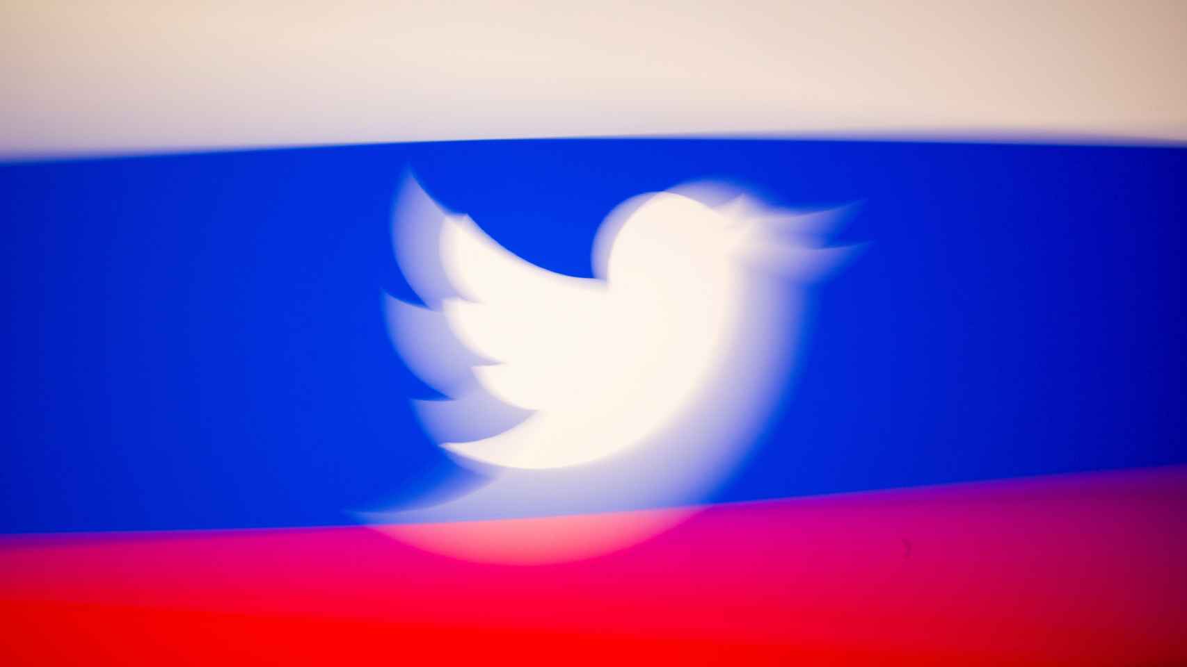 Fotomontaje con el logo de Twitter y la bandera de Rusia.