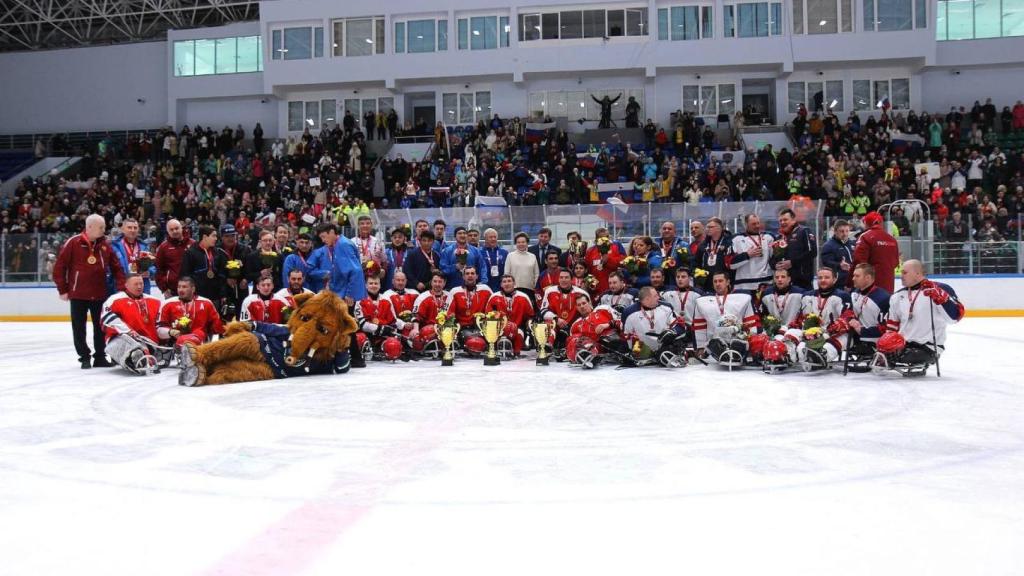 Los equipos que jugaron la final del torneo de Hockey sobre Trineo de los Juegos Paralímpicos de Invierno de Rusia.