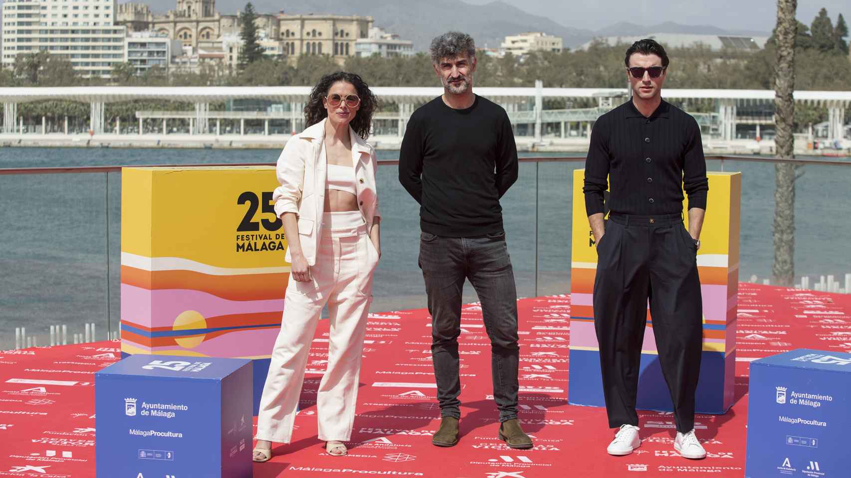 El director Ibon Cormenzana, junto a los actores Patricia López Arnaiz y Javier Rey.