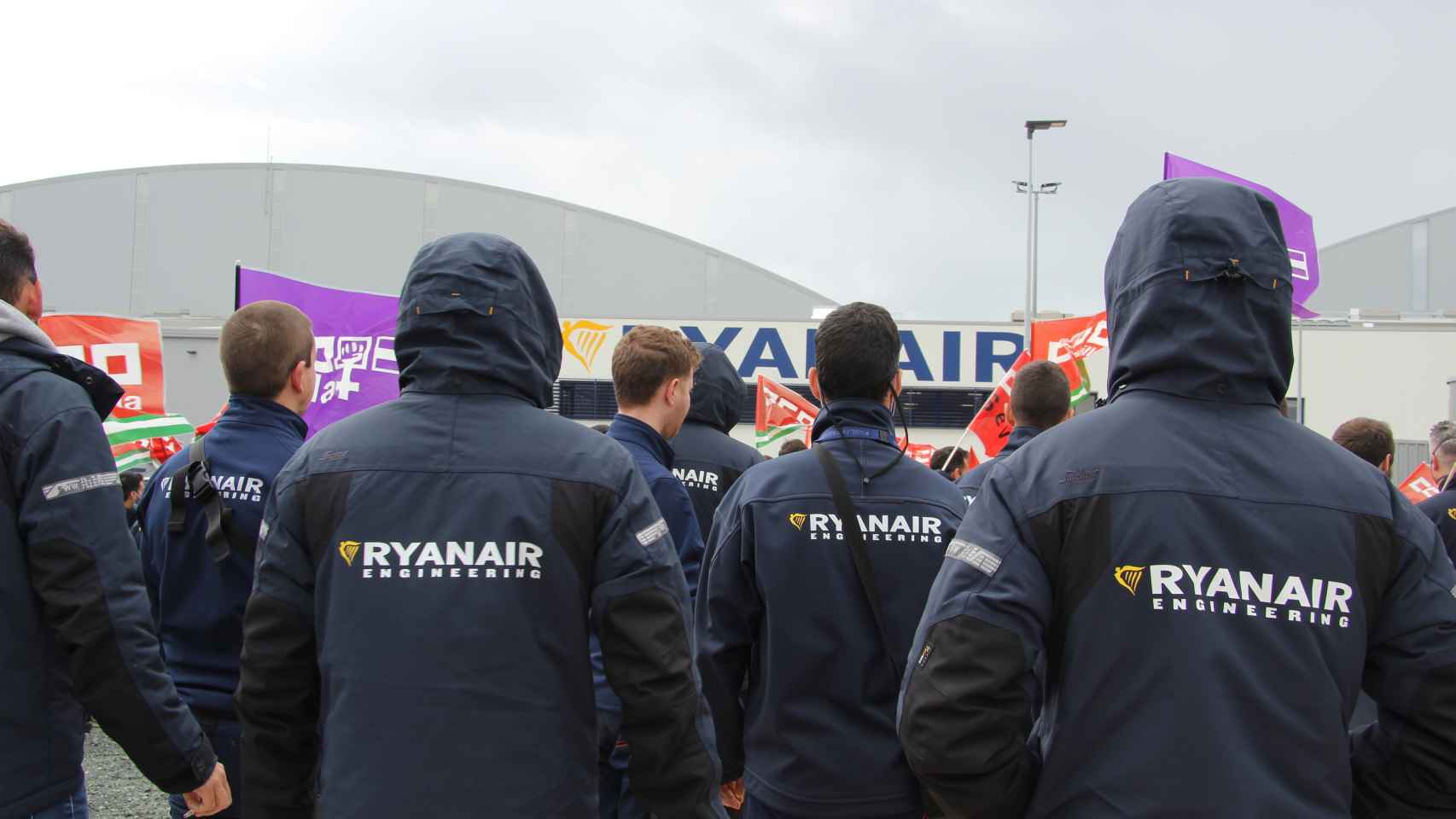 Trabajadores del hangar de Ryanair en Sevilla.