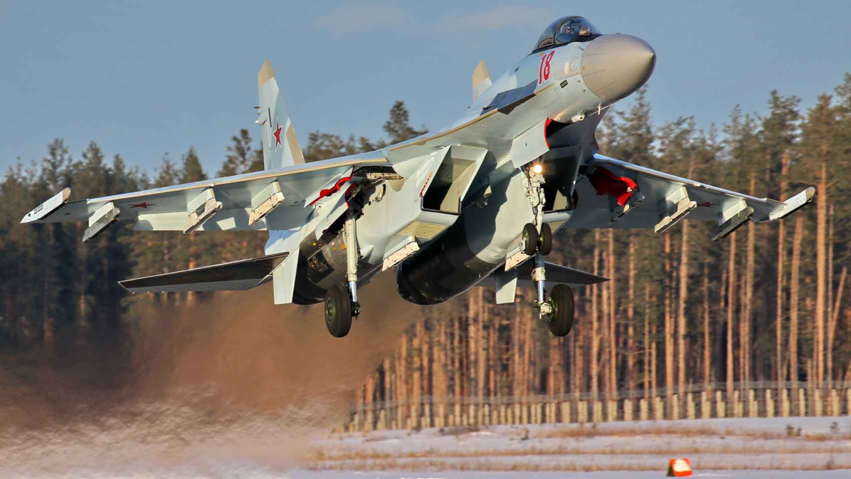 Los Su-35 rusos deberían dominar con facilidad los cielos ucranianos con su potente radar y misiles antiaéreos de corto, medio y largo alcance.