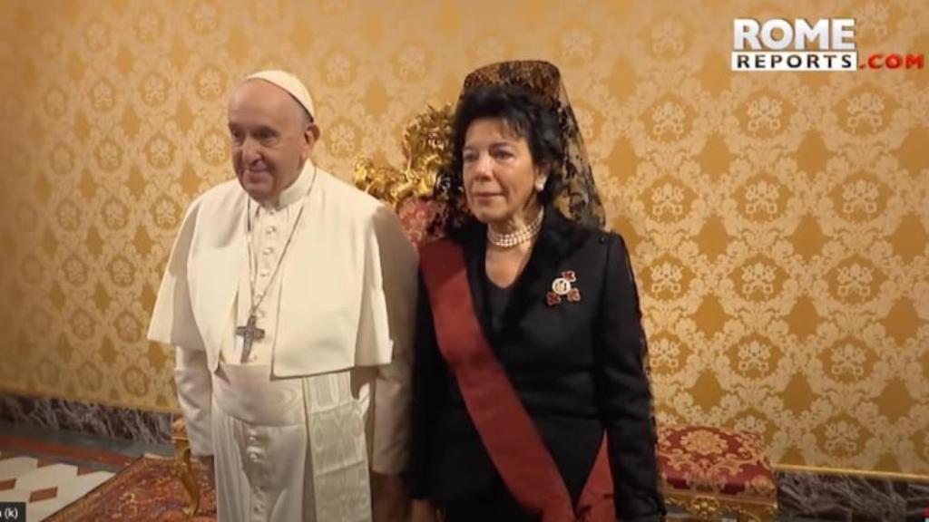 Isabel Celaá en la presentación de credenciales al Papa como embajadora de España ante la Santa Sede.