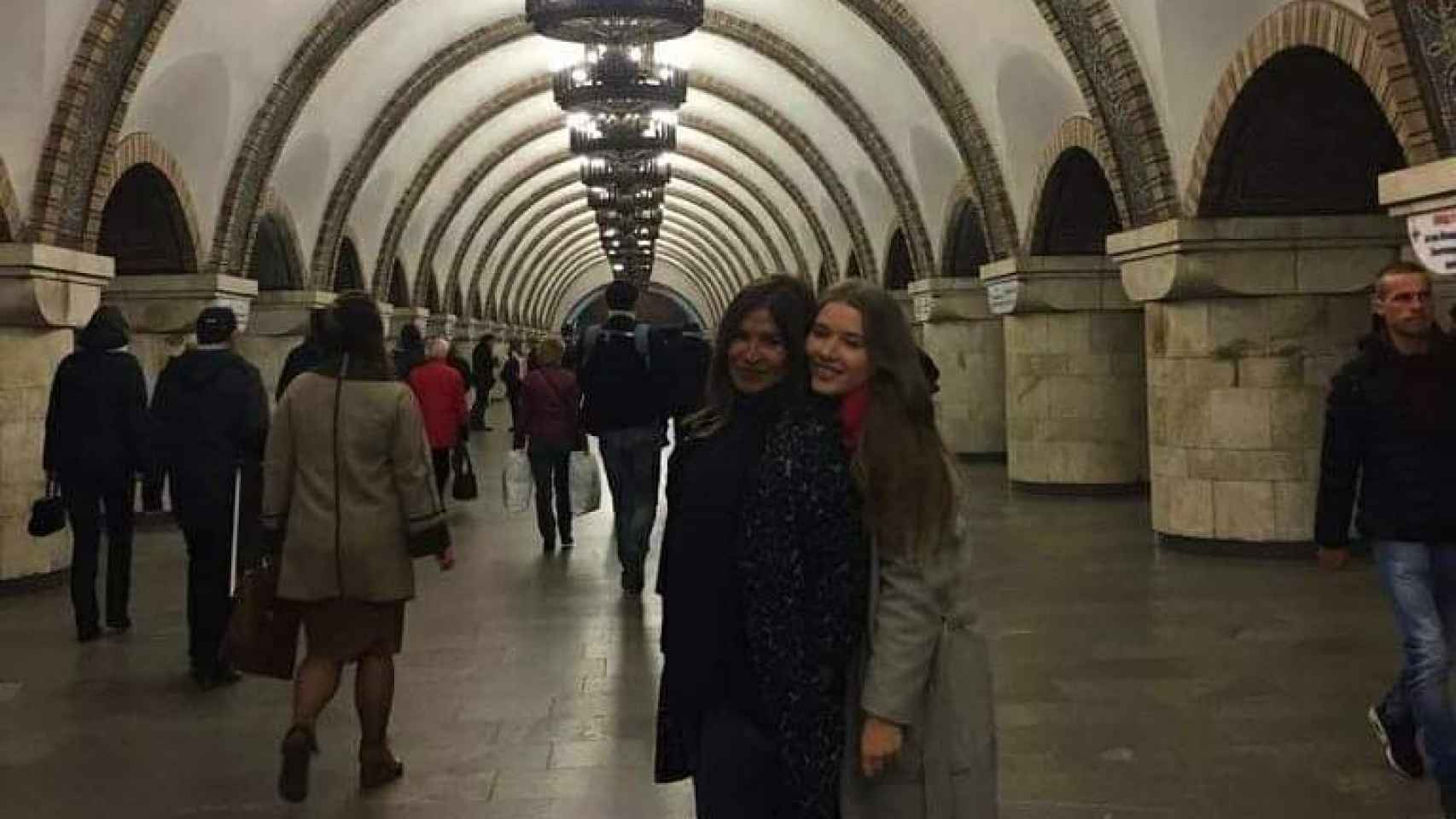 Rosa y Anna en el metro de Kiev, ahora convertido en un refugio. EE