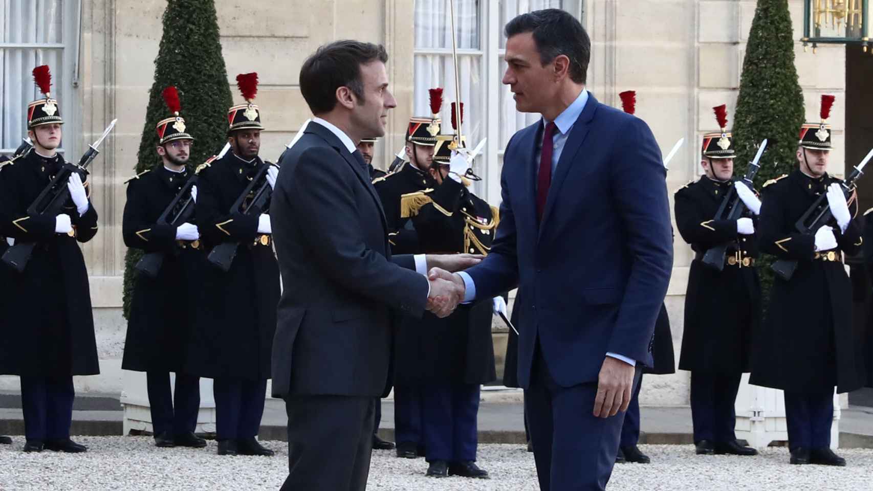 Pedro Sánchez saluda a Emmanuel Macron durante su visita a París este lunes