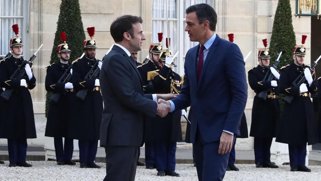 Pedro Sánchez saluda a Emmanuel Macron durante su visita a París este lunes