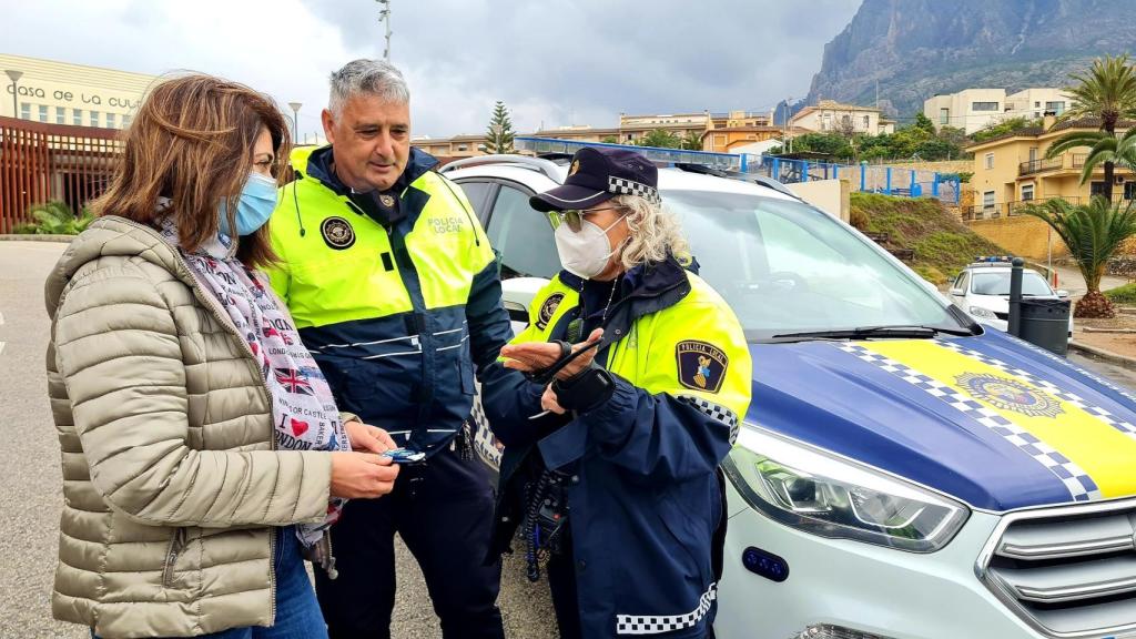 Así son los silenciosos guantes detectores de metales que tiene la Policía Local de Finestrat