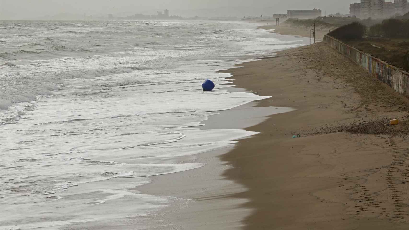 Playa de El Saler con el temporal de mar este domingo.