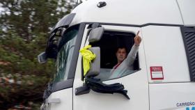 Un transportista se manifiesta con su camión por las calles de Valladolid