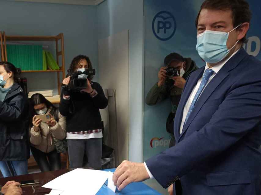 Alfonso Fernández Mañueco en el momento de la votación para elegir a Feijóo como presidente del PP