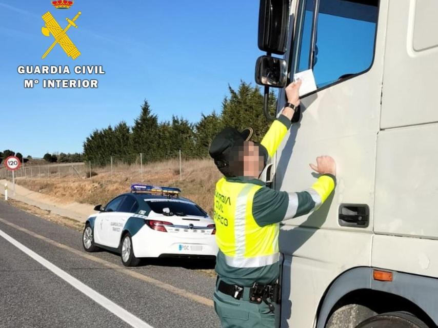 La Guardia Civil investiga a dos personas por falsedad documental en el uso del tacógrafo