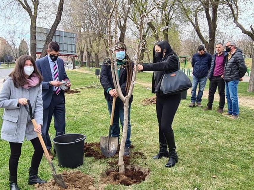 La concejala de Medio Ambiente, Parques y Jardines, Miryam Rodríguez, participó en las labores de plantación