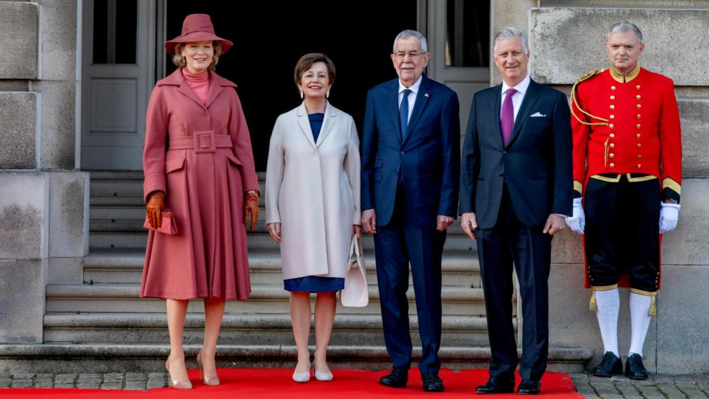 Matilde de Bélgica, Doris Schmidauer, el presidente de Austria Alexander Van der Bellen y el rey Felipe de Bélgica.