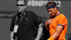 Rafael Nadal, con dolores en el cuerpo durante un partido en Indian Wells