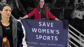 Fotomontaje de Lia Thomas y una pancarta del movimiento 'Salvar el deporte femenino'