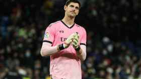 Thibaut Courtois, con la camiseta rosa del Real Madrid, pidiendo perdón a la afición