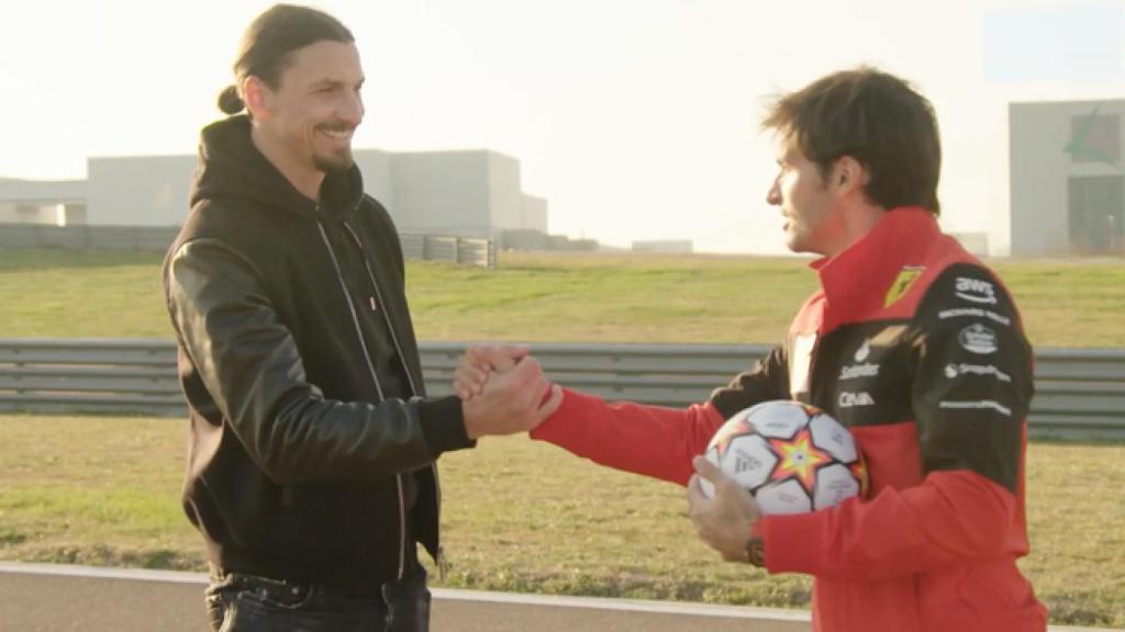 Saludo entre Zlatan Ibrahimovic y Carlos Sainz Jr.