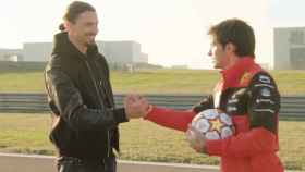 Saludo entre Zlatan Ibrahimovic y Carlos Sainz Jr.