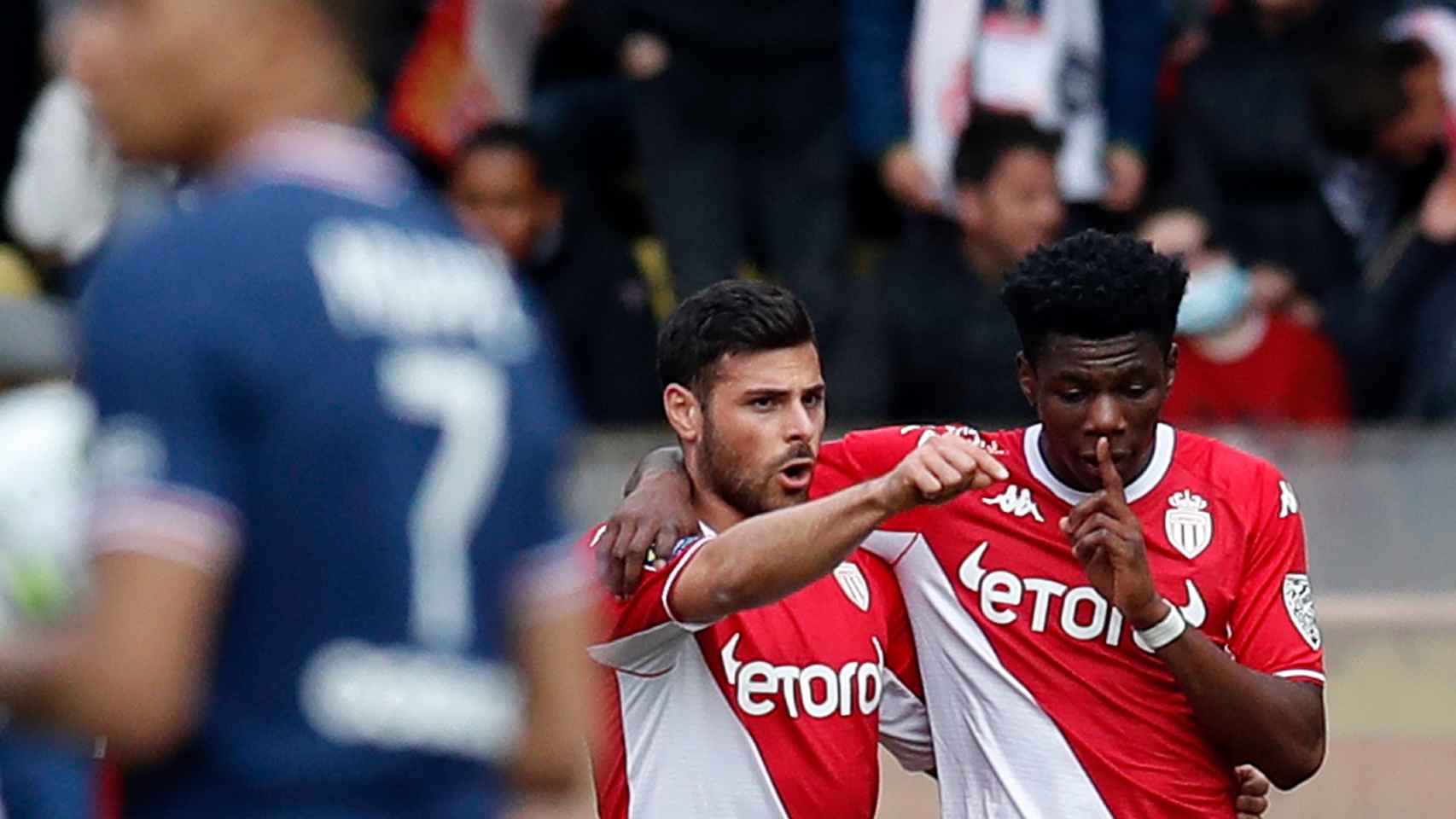 Aurélien Tchouaméni celebra con Kevin Volland un gol del AS Monaco delante de Kylian Mbappé.