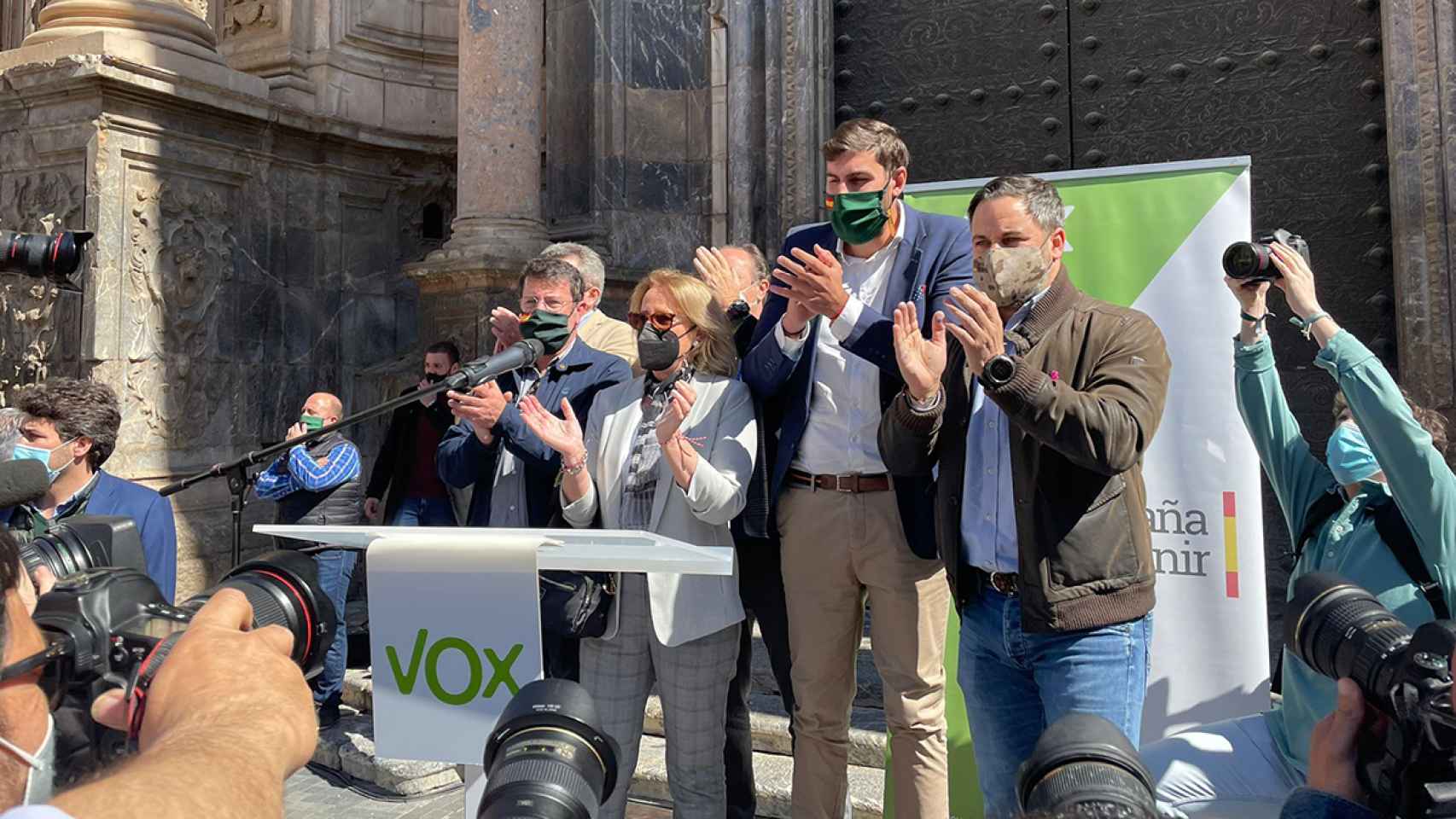 José Ángel Antelo, presidente de Vox en Murcia, y Santiago Abascal, líder nacional de Vox, durante la rueda de prensa que ofrecieron en la Catedral cuando se presentó la moción de censura al PP de Murcia.