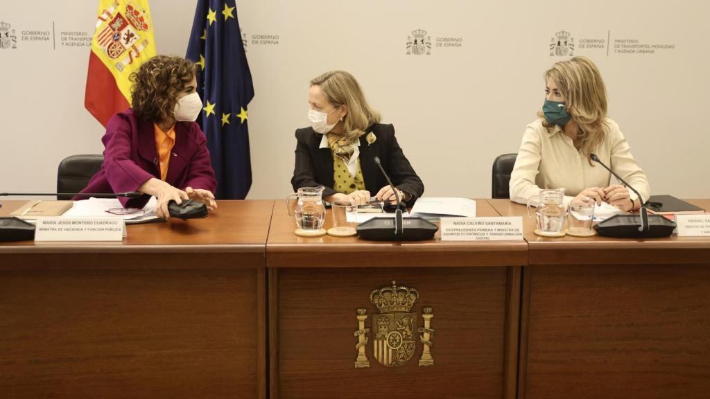 La ministra de Hacienda y Función Pública, María Jesús Montero; la vicepresidenta primera del Gobierno y ministra de Asuntos Económicos y Transformación Digital, Nadia Calviño, y la ministra de Transportes, Movilidad y Agenda Urbana, Raquel Sánchez.