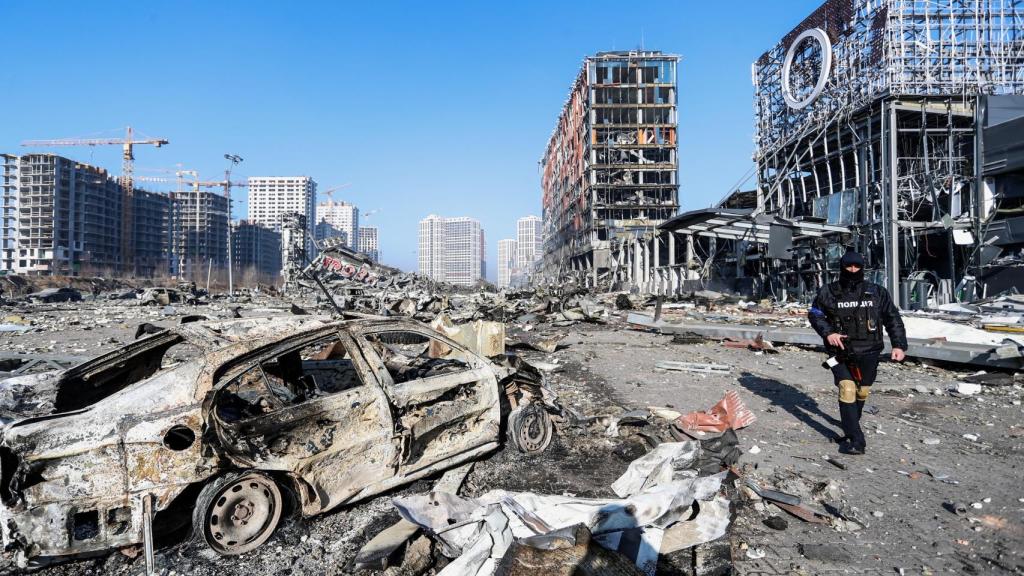Entorno del centro comercial Retroville en Kiev tras el bombardeo ruso.