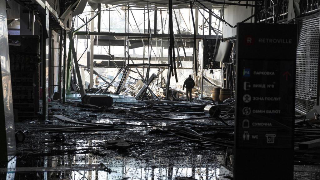 Interior del centro comercial Retroville en Kiev tras el bombardeo ruso.
