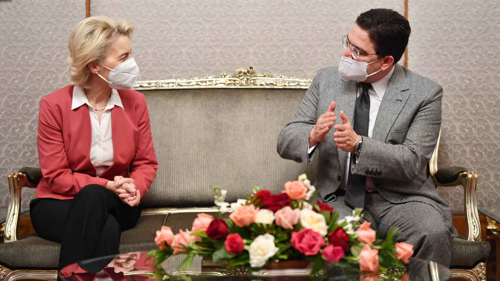 Ursula von der Leyen conversa con el ministro de Exteriores marroquí, Nasser Bourita, durante su visita a Rabat el 8 de febrero