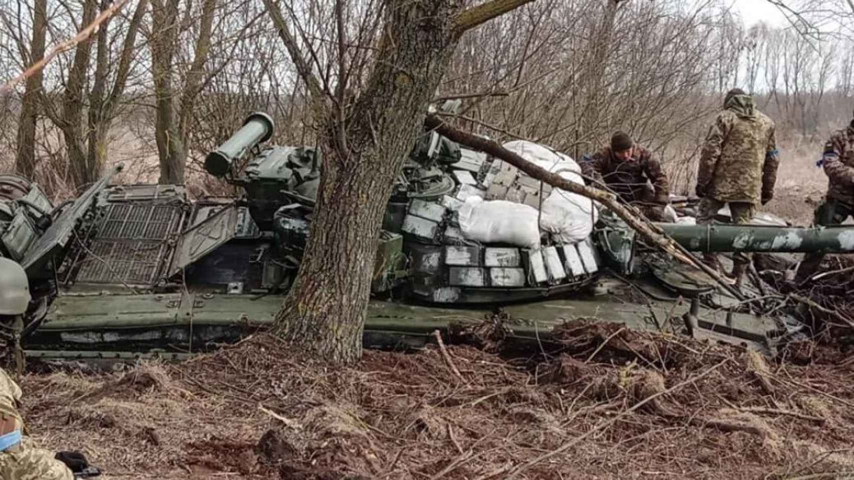 Un tanque ruso capturado por las tropas ucranianas en la región de Kiev.