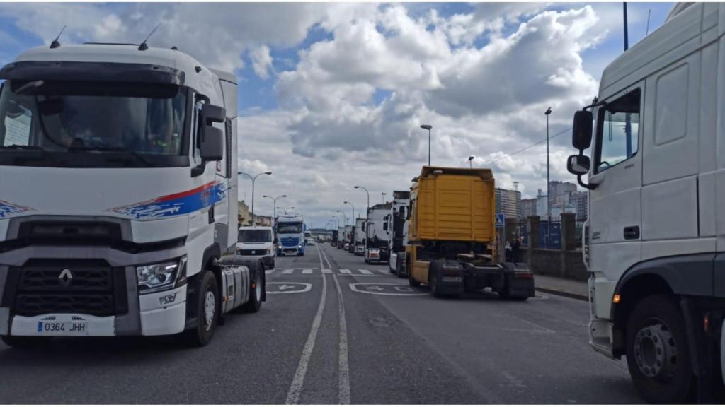 Caravana de camiones en el puerto de A Coruña.
