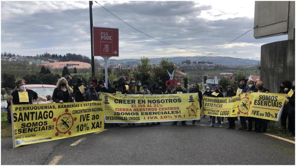 Protestas del sector de la belleza ante la sede del PSdeG-PSOE.