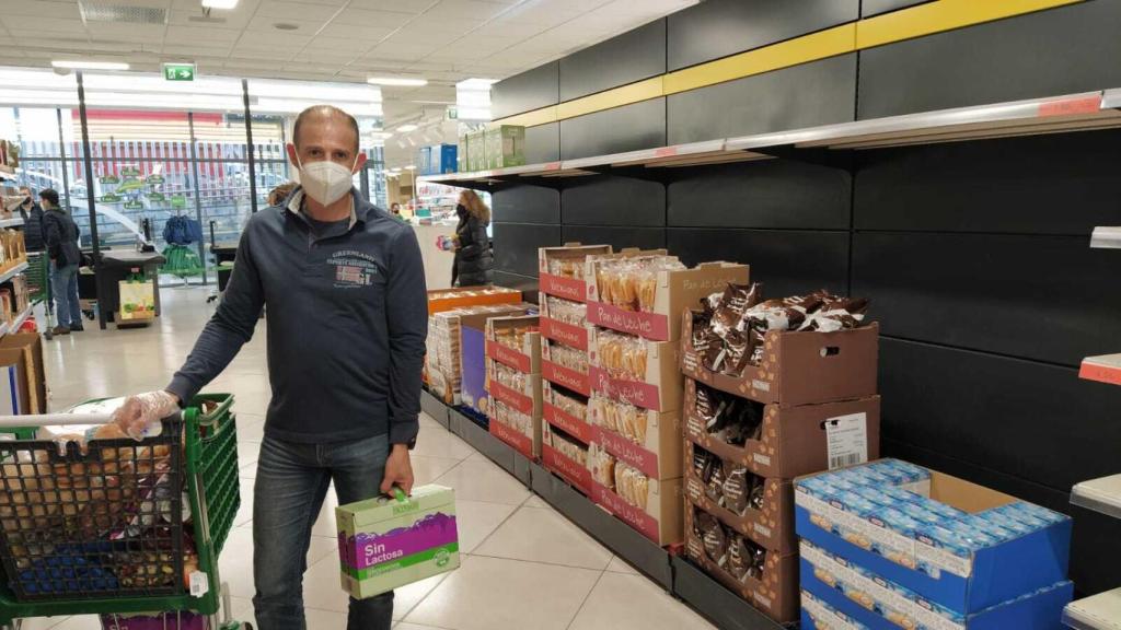 Luis, consumidor de leche, llevándose una de las últimas cajas del producto este lunes.