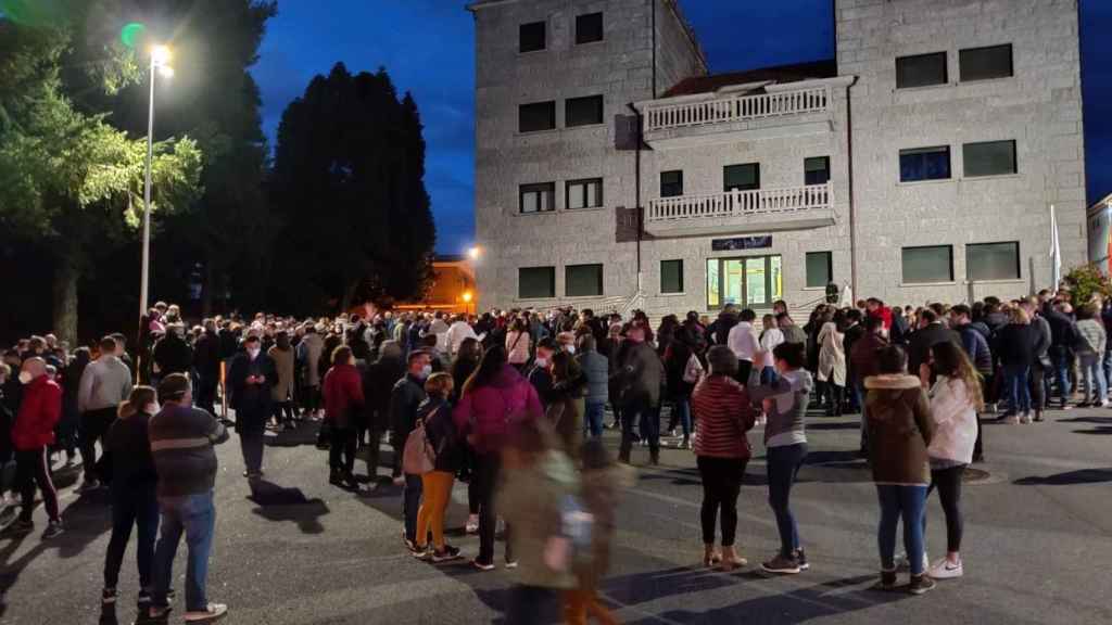 Concentración en Barro (Pontevedra) en repulsa por el feminicidio.