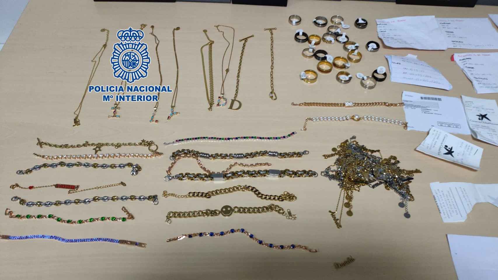 Efectos intervenidos por la Policía Nacional a un detenido reincidente por varios robos con fuerza  establecimientos comerciales de Pontevedra y Vilagarcía de Arousa.
