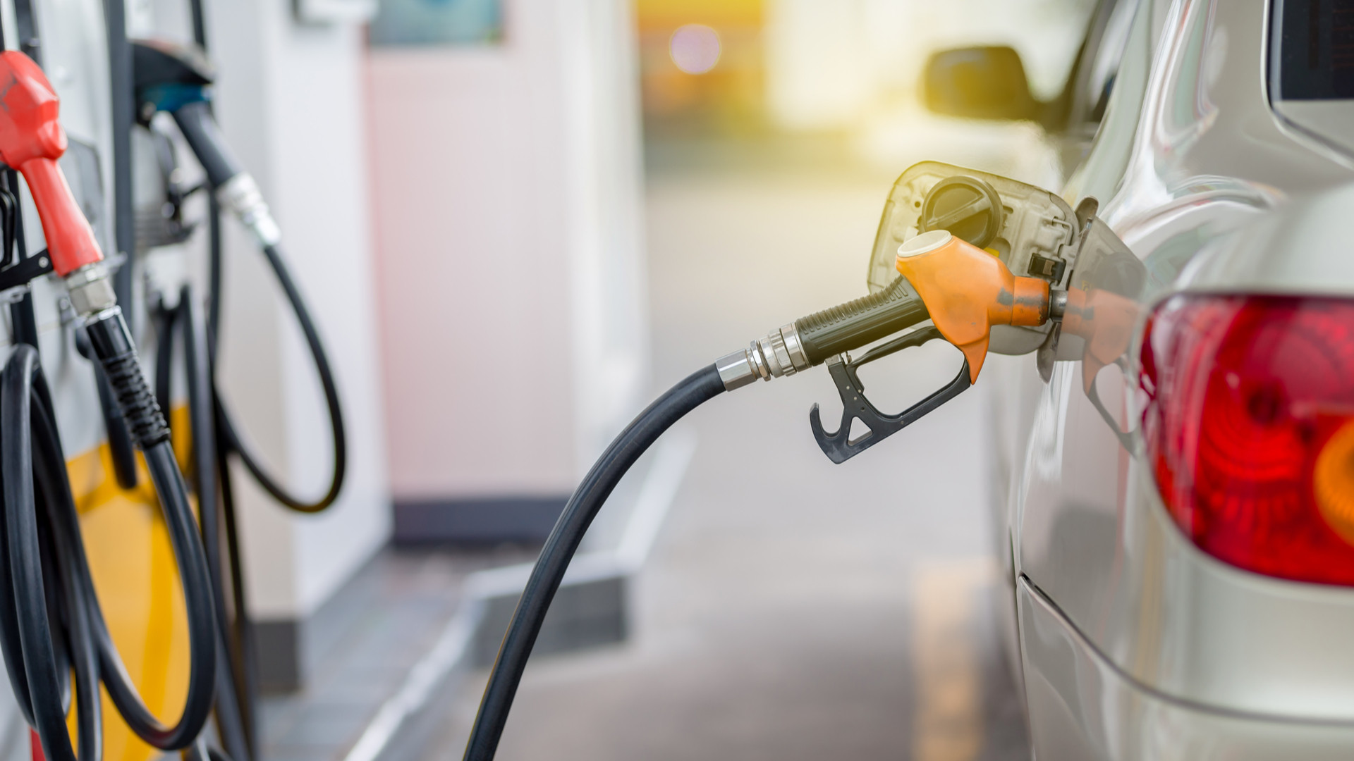 Un vehículo llenando el depósito en una gasolinera. Foto: Shutterstock