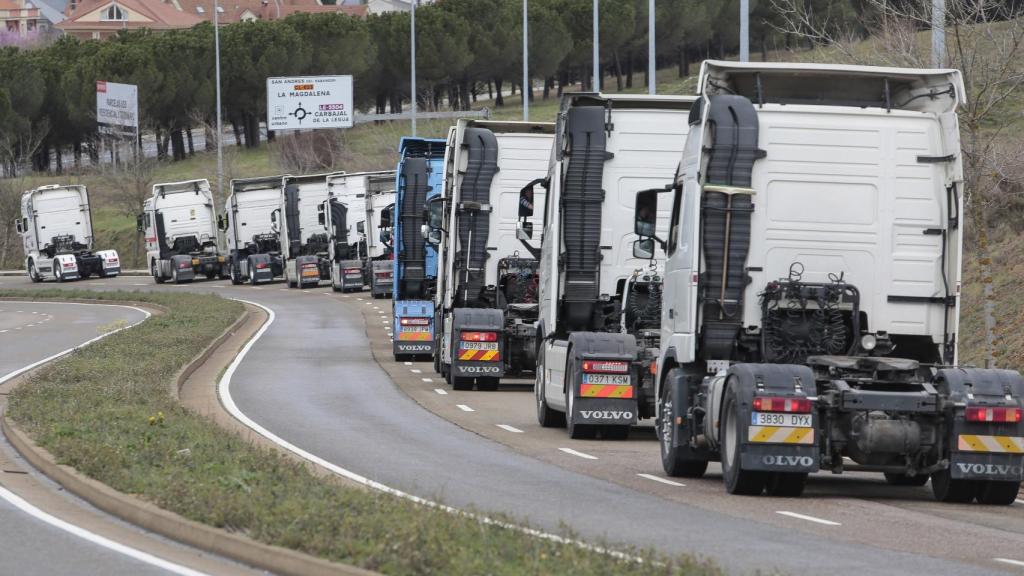 Transportistas de León en caravana manifestándose por los precios de los combustibles.