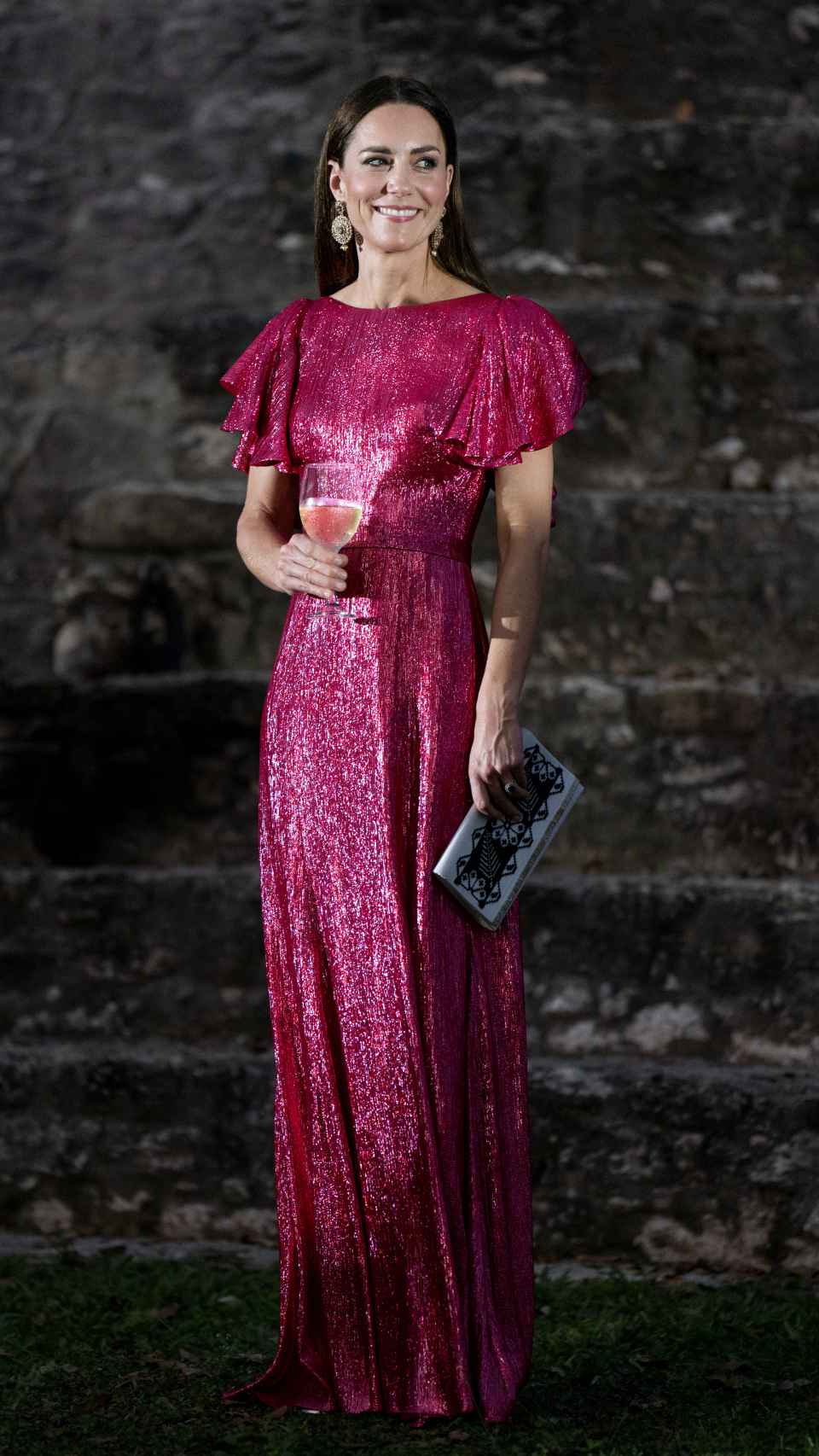Kate Middleton ha deslumbrado con su brillante vestido largo en color frambuesa.