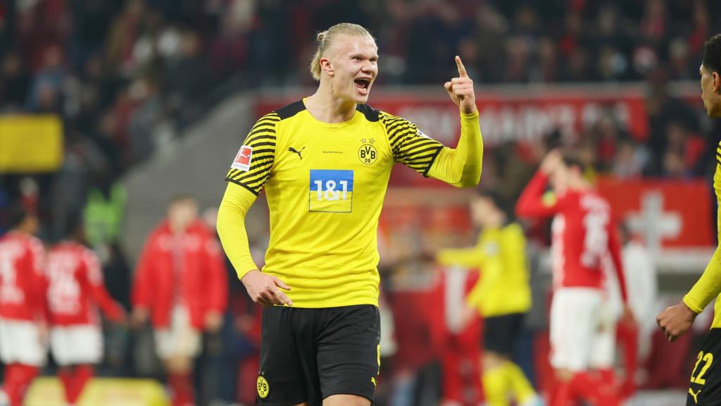 Erling Haaland celebra un gol con el Borussia Dortmund.