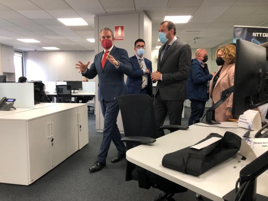 Óscar Puente durante la visita a las oficinas de NTT Data