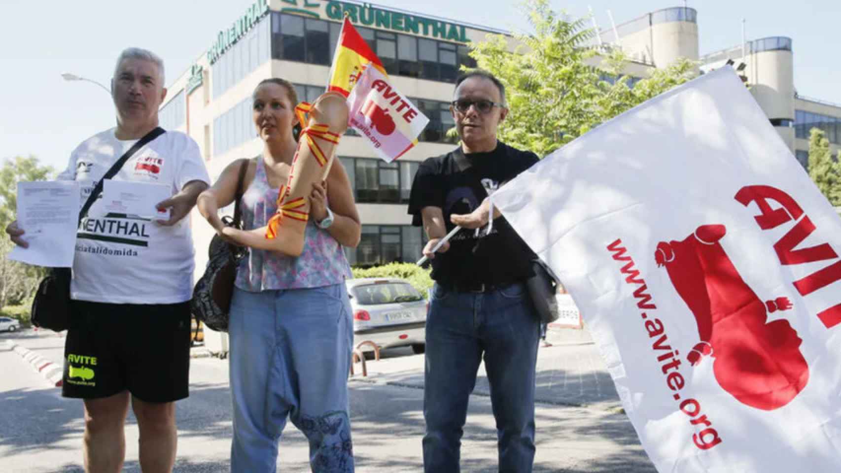 Una protesta de miembros de Avite frente a una de las sedes de la farmacéutica.