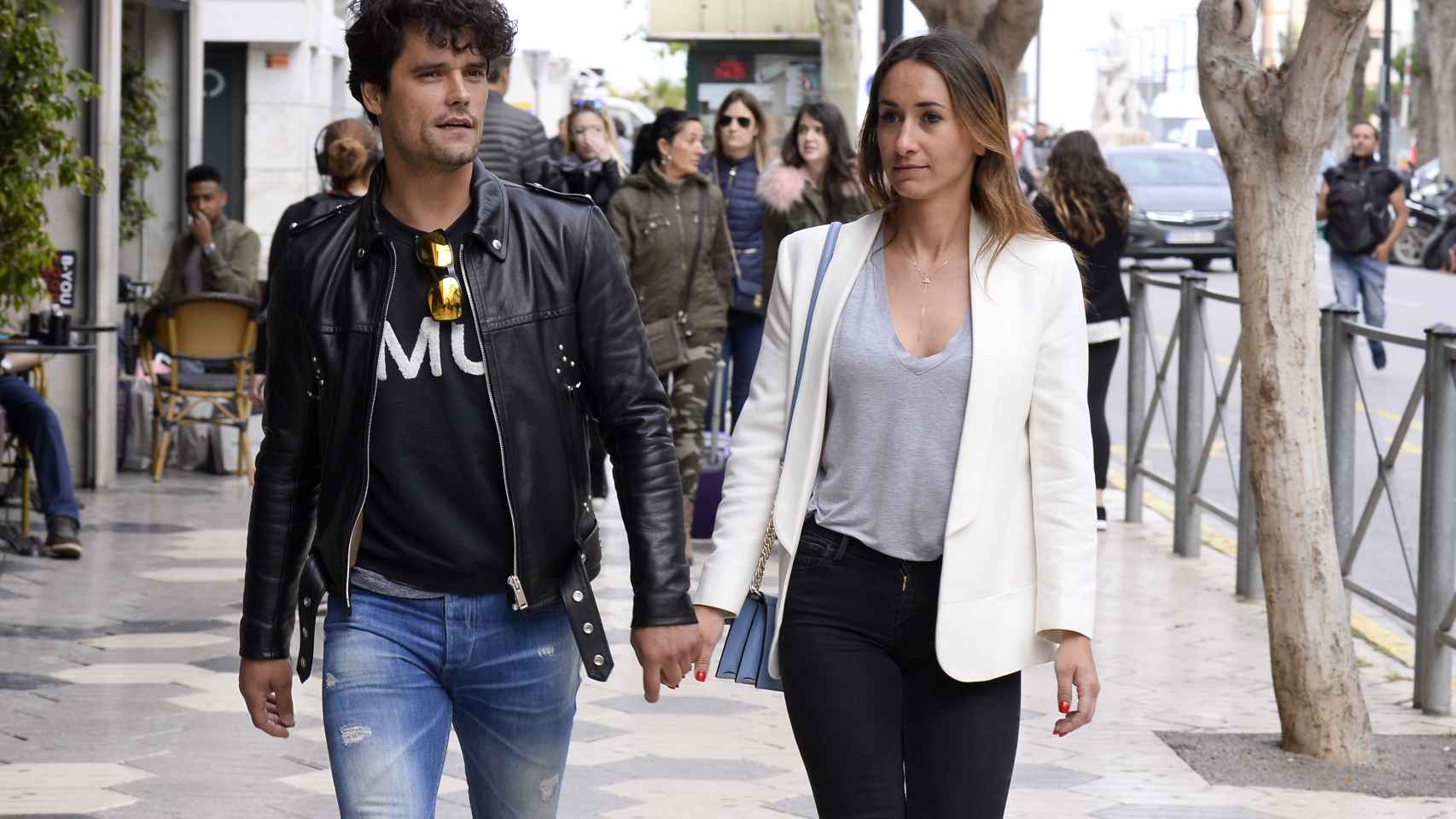 El torero Miguel Abellán y su pareja, Beatriz Sáenz de Miera, paseando por las calles de Ibiza en 2017.