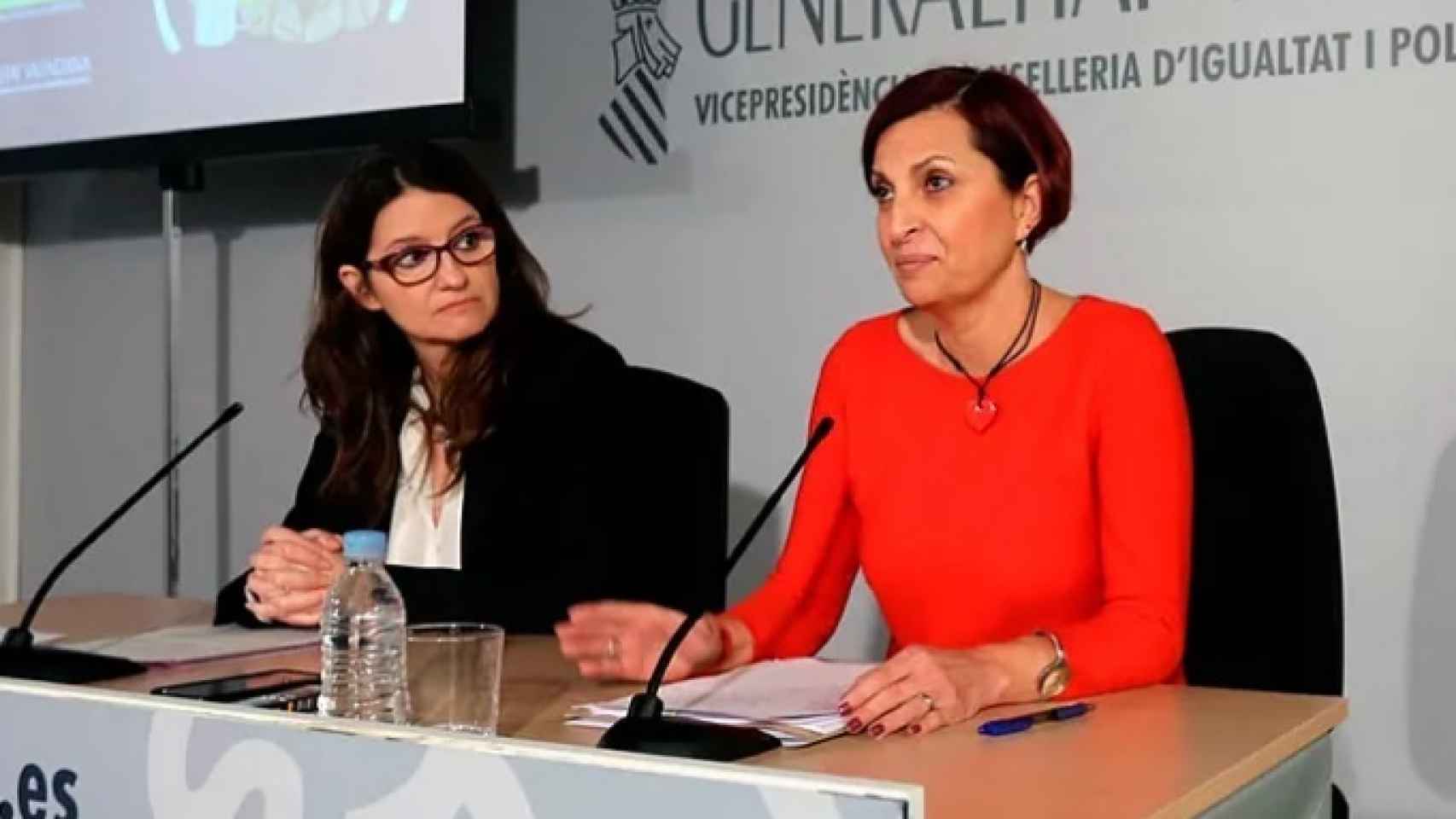 La vicepresidenta Oltra junto a la directora general, Rosa Molero.