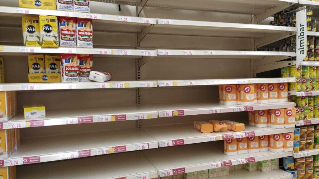 Las estanterías de arroz en un Alcampo, casi vacías.