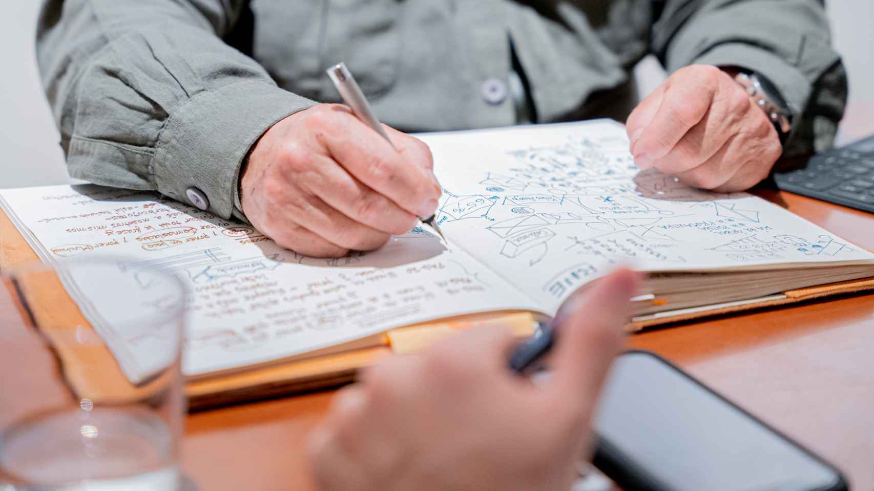 Joaquín Araújo toma anotaciones en su cuaderno durante la entrevista con ENCLAVE ODS