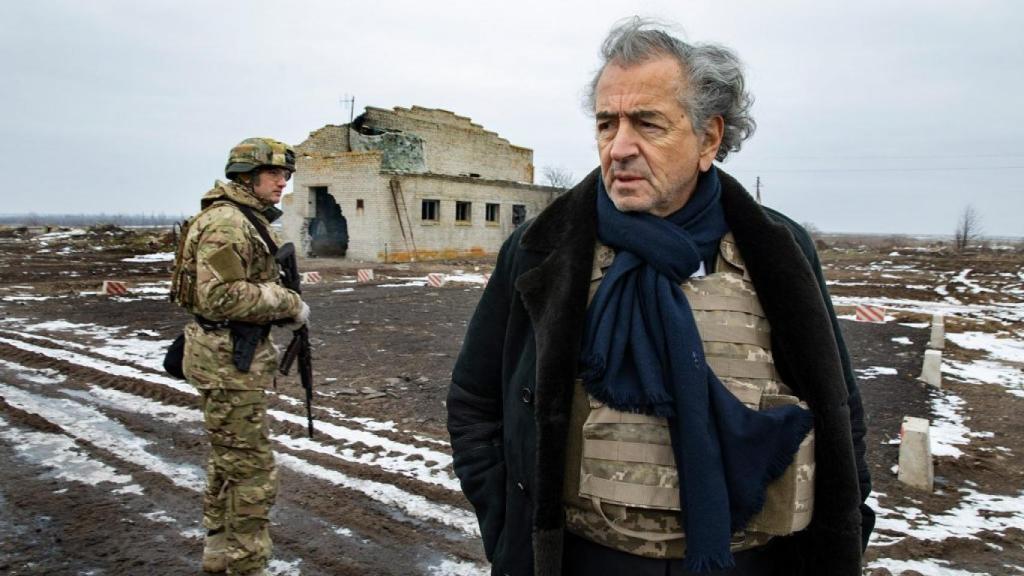 El filósofo y activista por los derechos humanos, Bernard-Henri-Levy, en Shyrokyne, Mariúpol, en 2020.