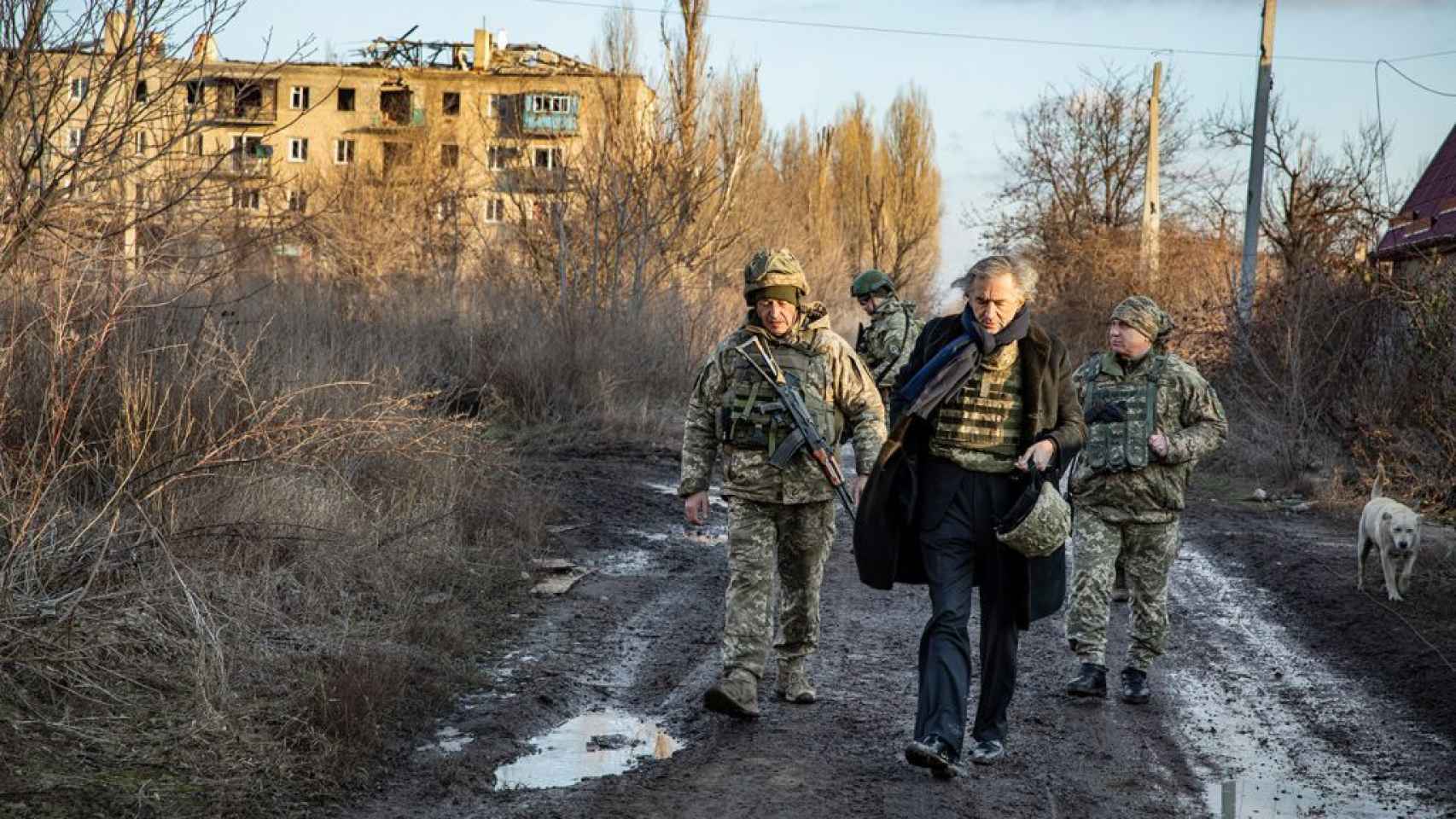 Bernard Henri-Levy junto a soldados ucranianos en Pisky, Donbás, en enero de 2020.