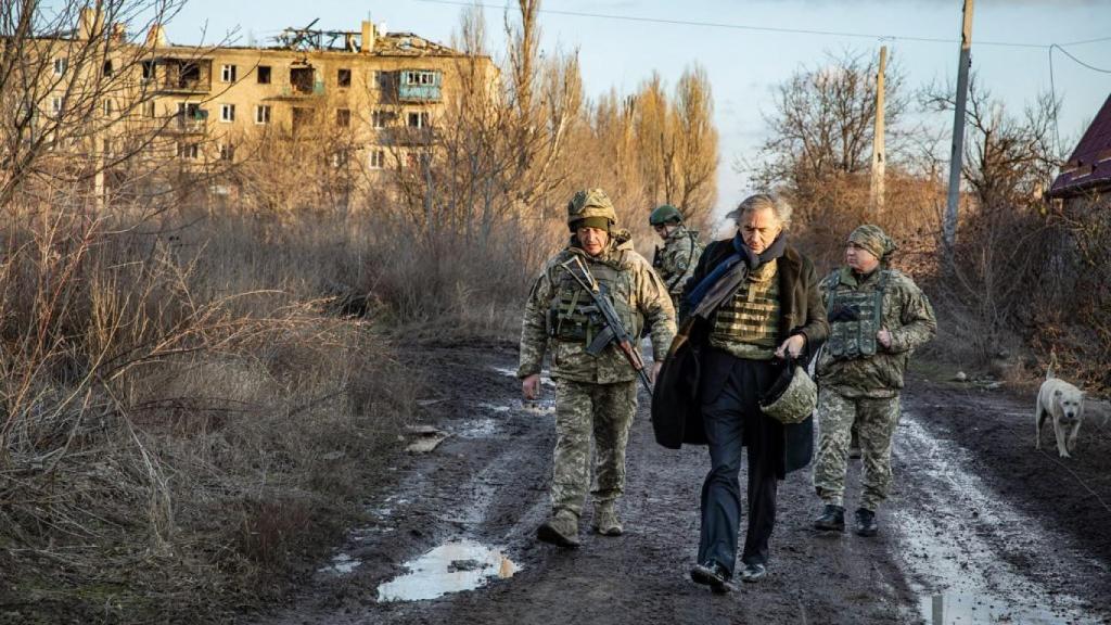 Bernard Henri-Levy junto a soldados ucranianos en Pisky, Donbás, en enero de 2020.